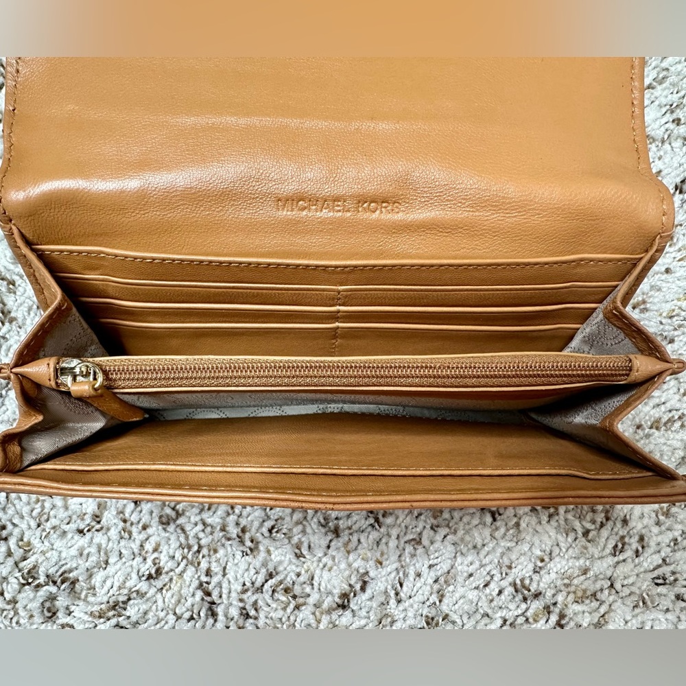 Michael Kors Lether Wallet - Picture 5 of 5